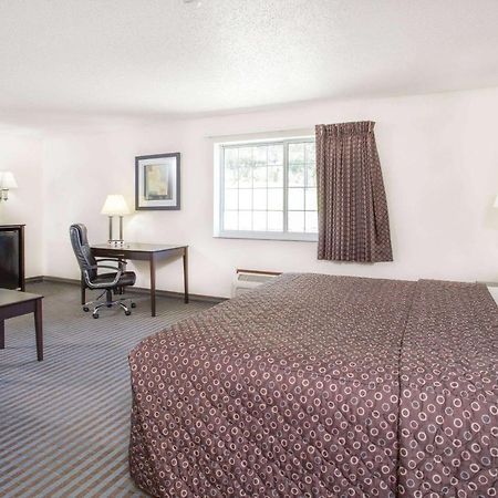 Super 8 By Wyndham Cedar Falls Eksteriør billede