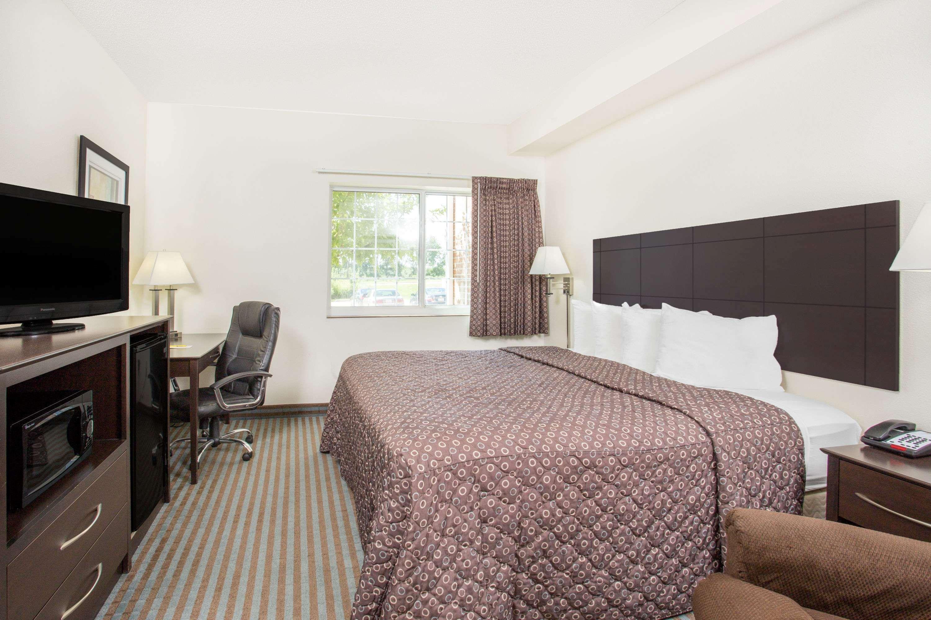Super 8 By Wyndham Cedar Falls Eksteriør billede