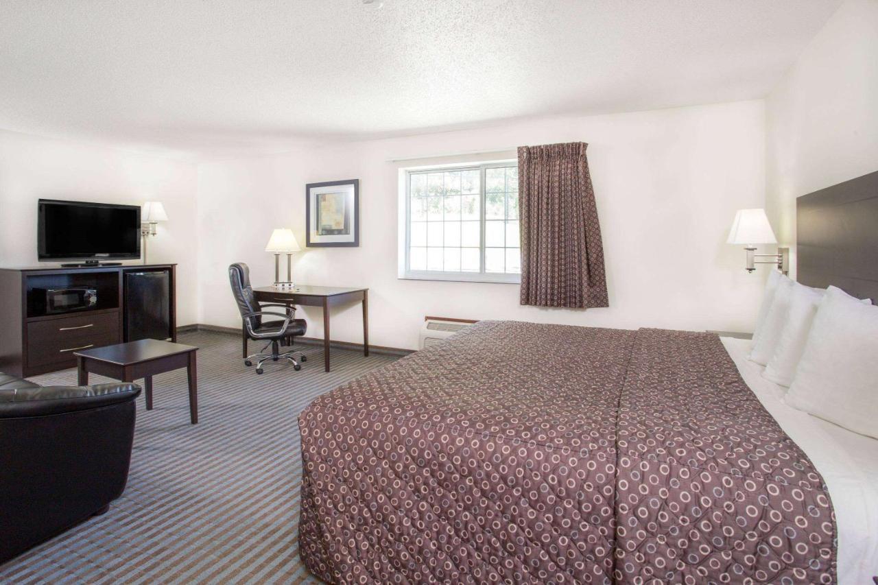 Super 8 By Wyndham Cedar Falls Eksteriør billede