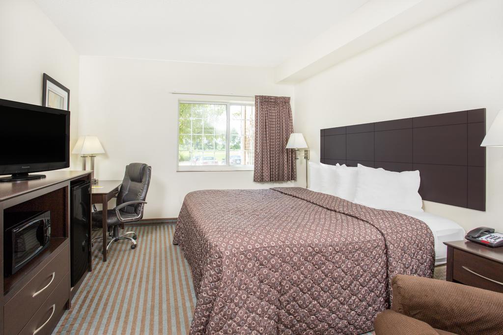 Super 8 By Wyndham Cedar Falls Eksteriør billede